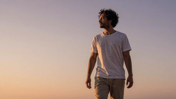 Couple walking a sunset beach, dating with bipolar disorder community